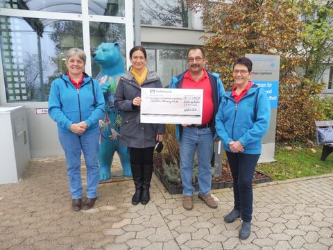 Bei der offiziellen Spendenscheckübergabe vor dem Hegau-Jugendwerk bedankte sich Ramona Biller vom Fachbereich Unterstützte Kommunikation nochmals ganz herzlich beim Spenden-Team aus Bodman-Ludwigshafen. V.l. Manuela Feiß, Ramona Biller, Gottfried Feiß und Angelika Mahler.